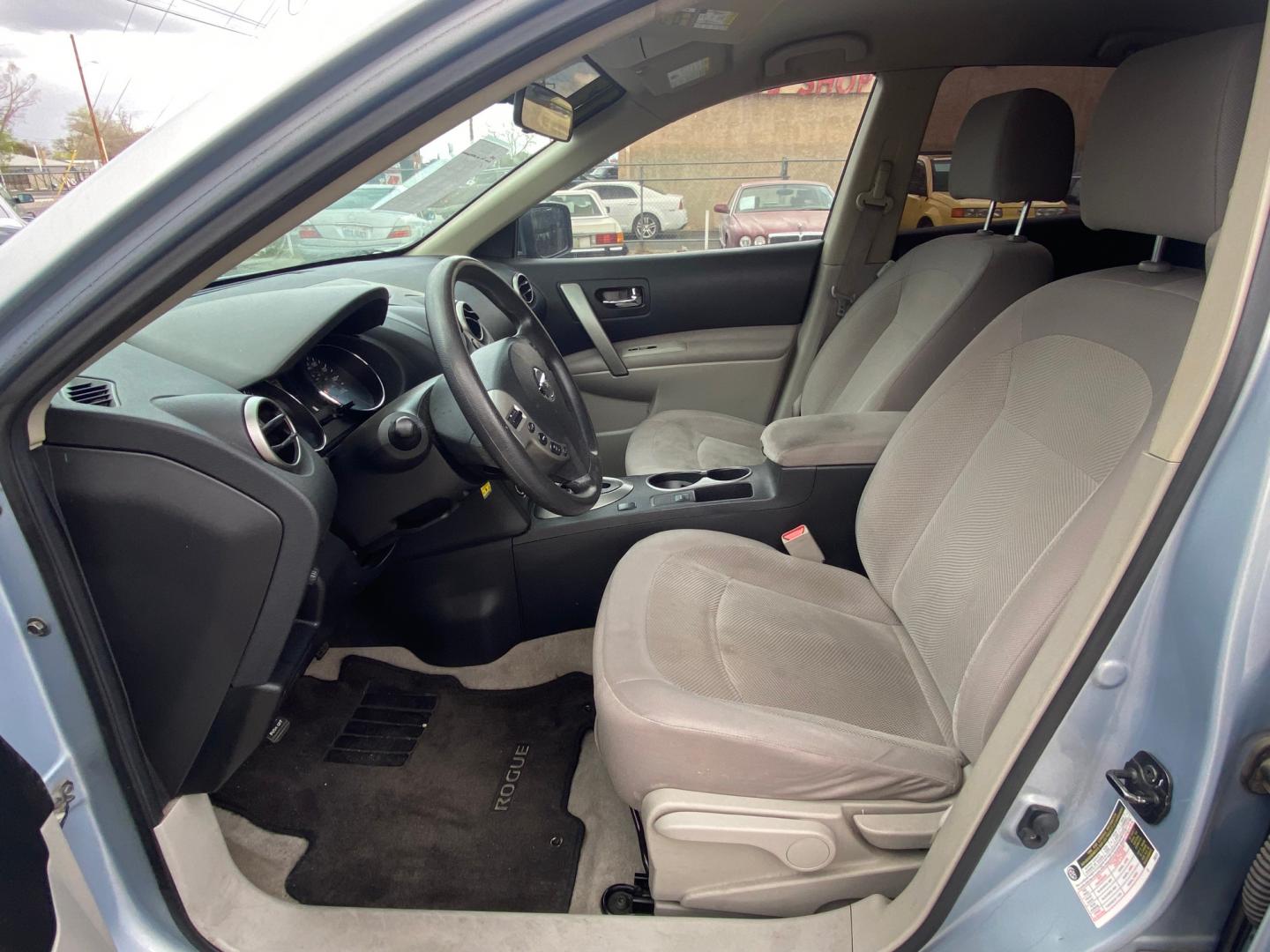 2018 /GREY Nissan Rogue SV 2WD (5N1AT2MT1JC) with an 2.5L L4 DOHC 16V engine, CVT transmission, located at 44356 Date Ave., Lancaster, CA, 93534, (661) 945-6555, 34.688919, -118.139374 - Photo#3